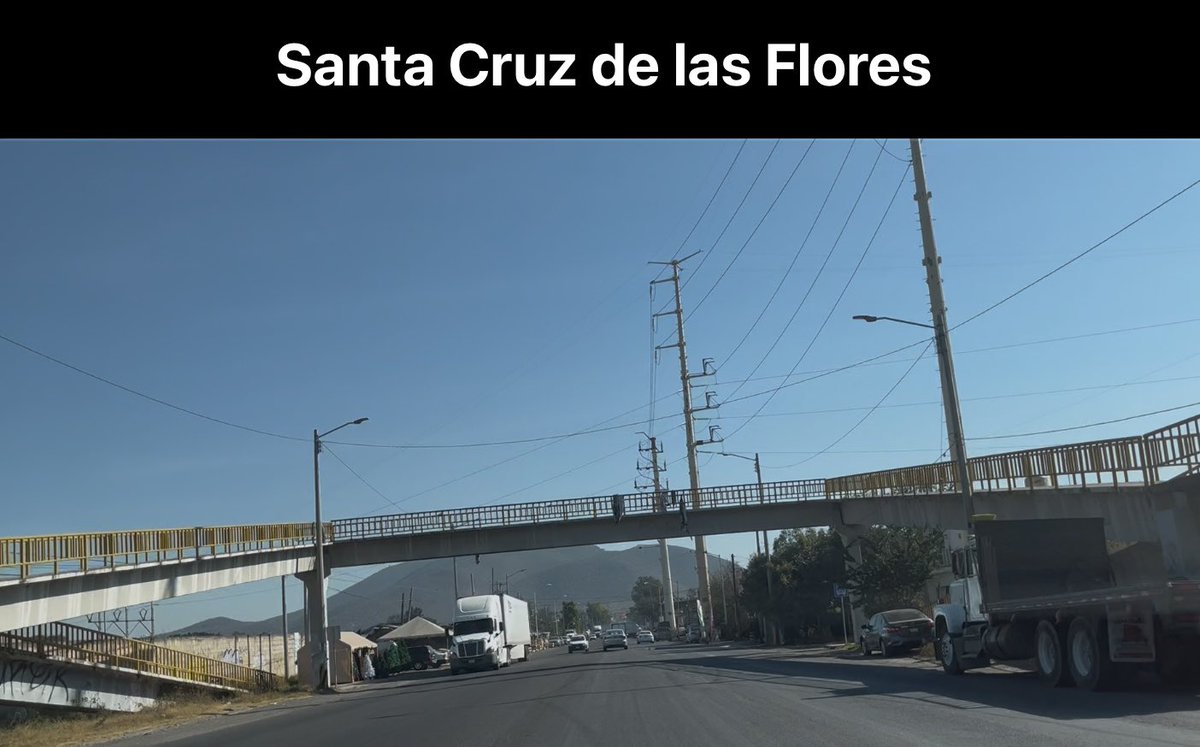 Mardeleva69's tweet photo. @Trafico_ZMG sin balizaje sigue la zona de Crr a San Isidro Mazatepec frente a Santa Cruz de las Flores. No hay señales en el único semáforo de la zona donde el año pasado hubo un accidente fatal de un joven. @muralcom @GobTlajomulco https://t.co/kQfmVdOiaM
