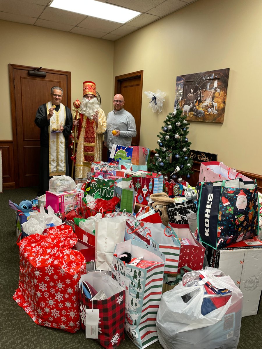 GCUofUSA's tweet photo. 🎅 Happy #SaintNicholasDay! We had a visit from the man himself, Ol' St. Nick! And yes, he delivered gifts of coins and oranges for health and prosperity to everyone 🪙🟠... Sure, the coins were made of chocolate, but we like them that way! 😆🎄 #StNicholasDay https://t.co/933szICGSa