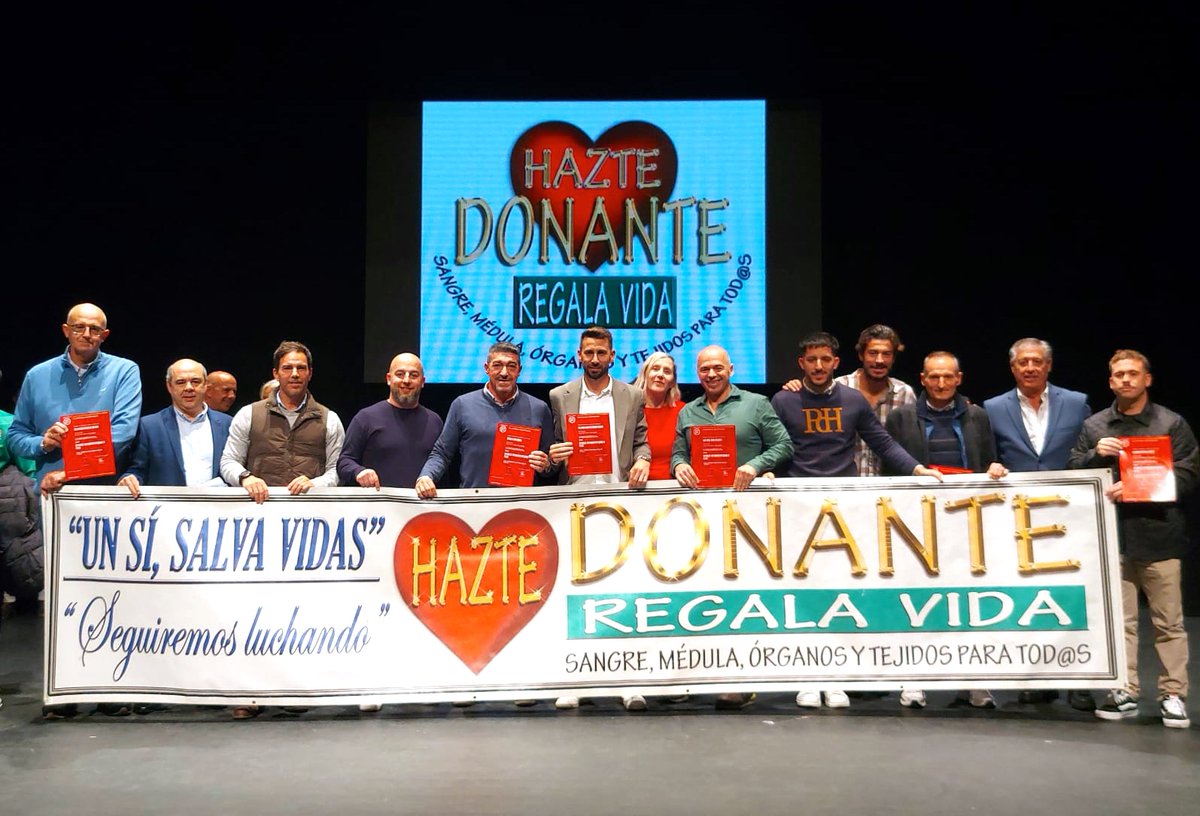 La bandera de la #Solidaridad con los nuevos entrenadores de #Fútbol de la <a href="/RFAF/">RFAF</a> en la entrega de diplomas en la Gala Campeones 2023-24 de #Rota-#Cádiz. <a href="/JoseIRuizHerrer/">José Ignacio Ruiz-Herrera</a> @RotaAyto <a href="/cedifa/">RFAF-CEDIFA</a> <a href="/RFAF_CE/">RFAF - Comité Entrenadores</a> <a href="/rfef/">RFEF</a> <a href="/ONT_esp/">Organización Nacional de Trasplantes</a> <a href="/A_Trasplantes/">Coordinación Autonómica Trasplantes Andalucia</a> <a href="/JoseMariRota3/">José Mari 6</a>  <a href="/Marco_Larriba/">Marco Larriba</a> <a href="/Cadiz_CF/">Cádiz Club de Fútbol</a> #Trasplante