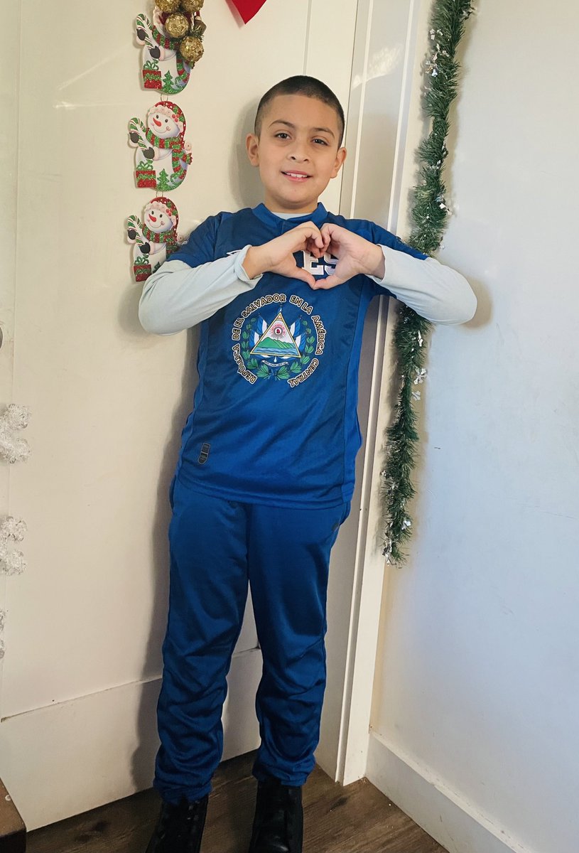 Silvita_Sorian0's tweet photo. Hola mis queridos amigos , mi niño (que está triste 🥹) quiere compartir con ustedes que se siente muy orgulloso de ser Salvadoreño 🇸🇻💙

La semana pasada Ignacio ganó el primer lugar de su clase en un concurso de ortografía, clasificando para representar a la escuela en la siguiente fase .

Este día se realizó el concurso de ortografía con los mejores , 15 finalistas, y después de clasificar 6 rondas y llegar a la ronda final quedó en el 5 lugar , se que El está muy triste por no ganar el primer lugar , pero su Madre está orgullosa porque para mí es un ganador . 

Hoy venció su miedo a presentarse en público .
 Ganó experiencia.
Llegó a la ronda final .

En la escuela hay niños que le hacen bullying por tener raíces salvadoreñas hablar perfectamente en español y por estar orgulloso de demostrar su cariño al país de sus madre .

Este día no quiso usar la ropa que se había preparado, y decidió usar una camisa con el escudo salvadoreño para demostrar el amor a El Salvador , esta vez no logró ganar el primer pero en la próxima competencia, será mejor porque un Salvadoreño jamás se rinde 💙💙💙

Felicidades Ignacio 🥳🥳🥳🥳
Estoy muy feliz y orgullosa de ti , cada día me enseñas a ser mejor y más fuerte 🫶