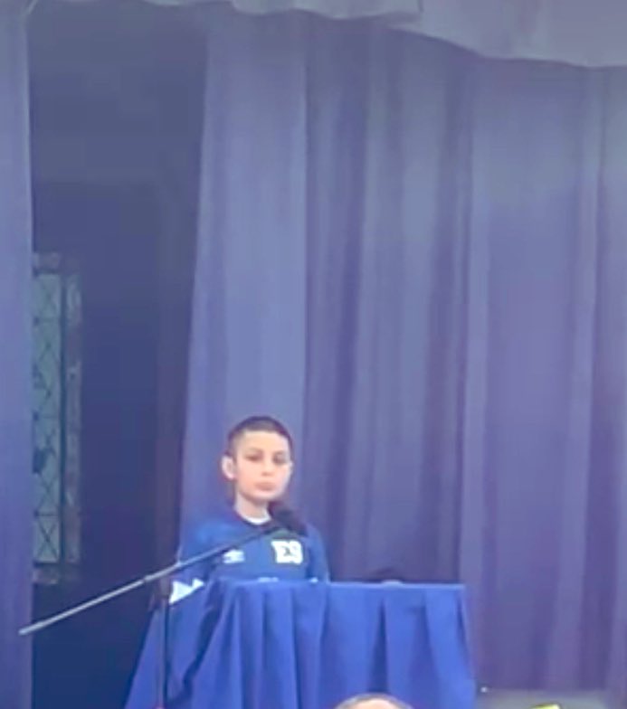 Silvita_Sorian0's tweet photo. Hola mis queridos amigos , mi niño (que está triste 🥹) quiere compartir con ustedes que se siente muy orgulloso de ser Salvadoreño 🇸🇻💙

La semana pasada Ignacio ganó el primer lugar de su clase en un concurso de ortografía, clasificando para representar a la escuela en la siguiente fase .

Este día se realizó el concurso de ortografía con los mejores , 15 finalistas, y después de clasificar 6 rondas y llegar a la ronda final quedó en el 5 lugar , se que El está muy triste por no ganar el primer lugar , pero su Madre está orgullosa porque para mí es un ganador . 

Hoy venció su miedo a presentarse en público .
 Ganó experiencia.
Llegó a la ronda final .

En la escuela hay niños que le hacen bullying por tener raíces salvadoreñas hablar perfectamente en español y por estar orgulloso de demostrar su cariño al país de sus madre .

Este día no quiso usar la ropa que se había preparado, y decidió usar una camisa con el escudo salvadoreño para demostrar el amor a El Salvador , esta vez no logró ganar el primer pero en la próxima competencia, será mejor porque un Salvadoreño jamás se rinde 💙💙💙

Felicidades Ignacio 🥳🥳🥳🥳
Estoy muy feliz y orgullosa de ti , cada día me enseñas a ser mejor y más fuerte 🫶