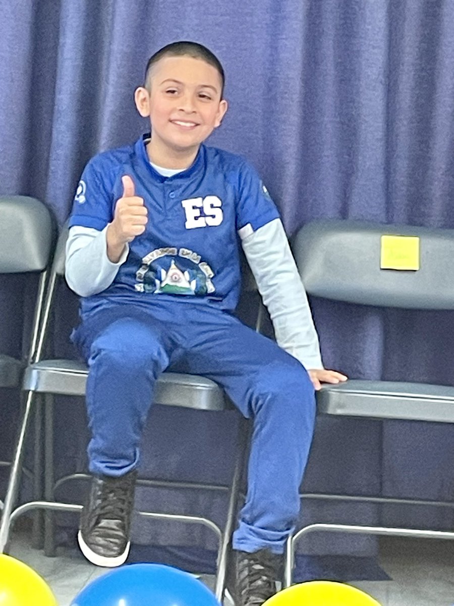Silvita_Sorian0's tweet photo. Hola mis queridos amigos , mi niño (que está triste 🥹) quiere compartir con ustedes que se siente muy orgulloso de ser Salvadoreño 🇸🇻💙

La semana pasada Ignacio ganó el primer lugar de su clase en un concurso de ortografía, clasificando para representar a la escuela en la siguiente fase .

Este día se realizó el concurso de ortografía con los mejores , 15 finalistas, y después de clasificar 6 rondas y llegar a la ronda final quedó en el 5 lugar , se que El está muy triste por no ganar el primer lugar , pero su Madre está orgullosa porque para mí es un ganador . 

Hoy venció su miedo a presentarse en público .
 Ganó experiencia.
Llegó a la ronda final .

En la escuela hay niños que le hacen bullying por tener raíces salvadoreñas hablar perfectamente en español y por estar orgulloso de demostrar su cariño al país de sus madre .

Este día no quiso usar la ropa que se había preparado, y decidió usar una camisa con el escudo salvadoreño para demostrar el amor a El Salvador , esta vez no logró ganar el primer pero en la próxima competencia, será mejor porque un Salvadoreño jamás se rinde 💙💙💙

Felicidades Ignacio 🥳🥳🥳🥳
Estoy muy feliz y orgullosa de ti , cada día me enseñas a ser mejor y más fuerte 🫶