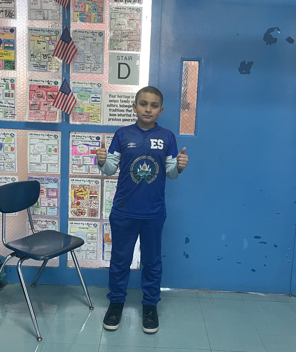 Silvita_Sorian0's tweet photo. Hola mis queridos amigos , mi niño (que está triste 🥹) quiere compartir con ustedes que se siente muy orgulloso de ser Salvadoreño 🇸🇻💙

La semana pasada Ignacio ganó el primer lugar de su clase en un concurso de ortografía, clasificando para representar a la escuela en la siguiente fase .

Este día se realizó el concurso de ortografía con los mejores , 15 finalistas, y después de clasificar 6 rondas y llegar a la ronda final quedó en el 5 lugar , se que El está muy triste por no ganar el primer lugar , pero su Madre está orgullosa porque para mí es un ganador . 

Hoy venció su miedo a presentarse en público .
 Ganó experiencia.
Llegó a la ronda final .

En la escuela hay niños que le hacen bullying por tener raíces salvadoreñas hablar perfectamente en español y por estar orgulloso de demostrar su cariño al país de sus madre .

Este día no quiso usar la ropa que se había preparado, y decidió usar una camisa con el escudo salvadoreño para demostrar el amor a El Salvador , esta vez no logró ganar el primer pero en la próxima competencia, será mejor porque un Salvadoreño jamás se rinde 💙💙💙

Felicidades Ignacio 🥳🥳🥳🥳
Estoy muy feliz y orgullosa de ti , cada día me enseñas a ser mejor y más fuerte 🫶