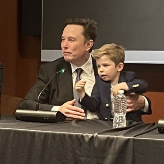 KBensonJpg's tweet photo. It's so funny that I've never seen this dude with any of his many children but the moment a ceo gets gunned down he equips one like a shield https://t.co/8B7v5ZTF3p