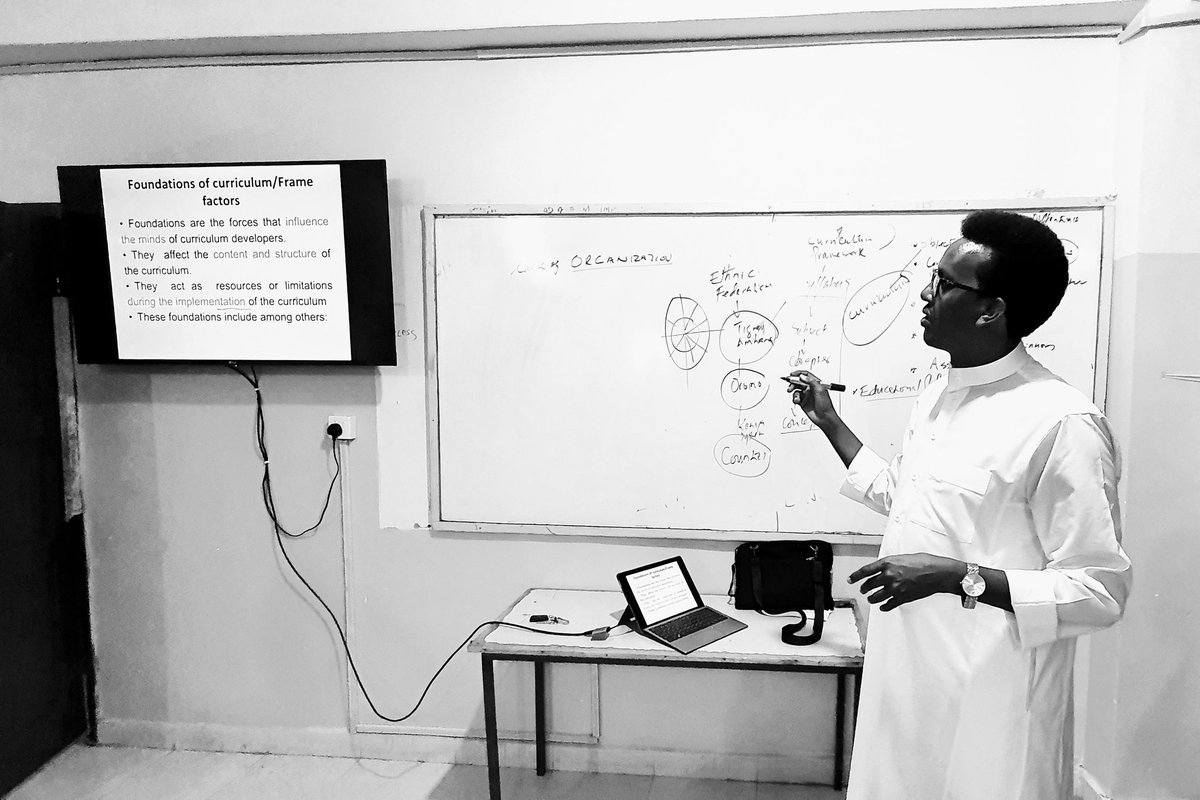“Teaching people doesn‘t subtract value from what you do, it actually adds to it.” 
#AustinKleon
This is me teaching  "Curriculum Foundations"