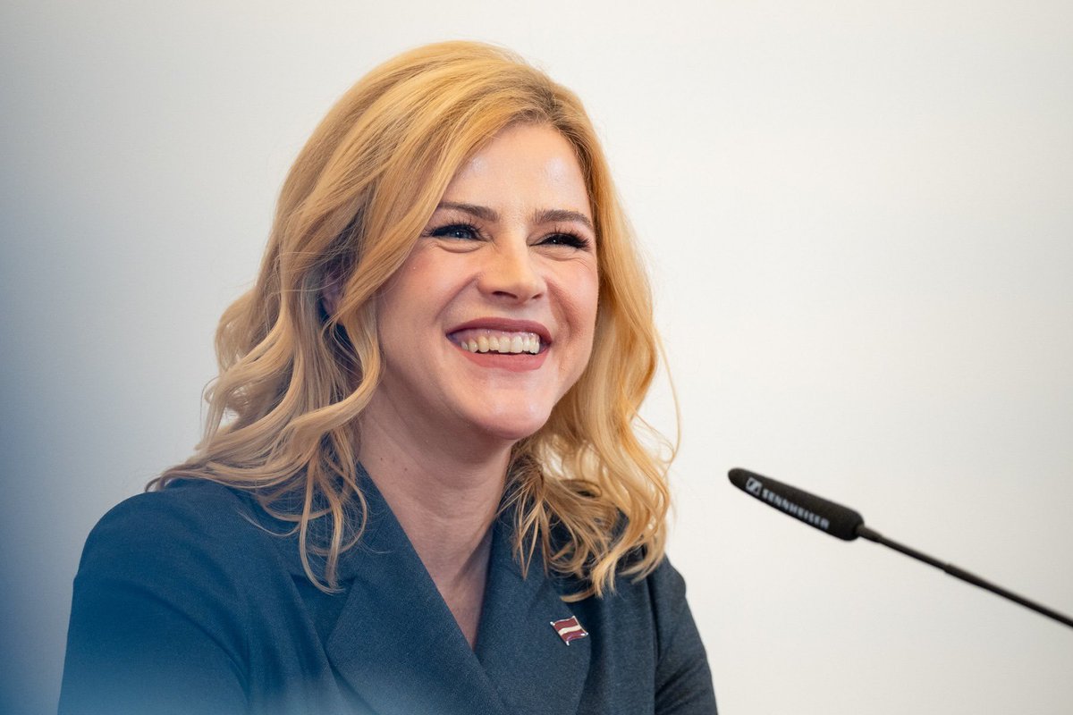 Premjere Evika Siliņa pēc pozīcijas deputātu atbalstītās partijas “Stabilitātei” iniciatīvas 2025.g. budžetā piešķirt naudu Latvijas okupācijas un 9.maija svinētāju biedrībai 52 000 eiro apmērā intervijā LTV :”Ja kaut kas nav tā,visu vēl var mainīt.”

Nekādu sīkāku paskaidrojumu.