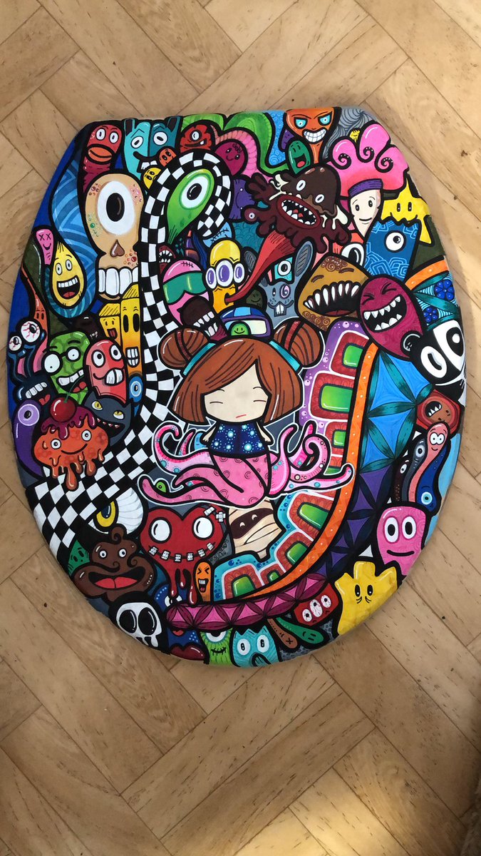 EndsDeSigns's tweet image. Este es un garabato de @FRaN_FeRRiZ rodeado de #doodles hecho con @POSCA_Coloring sobre una #tapa de #taza de #wc 🚽 45 horas de #trabajo
#abattantwc #toiletlid #diywc