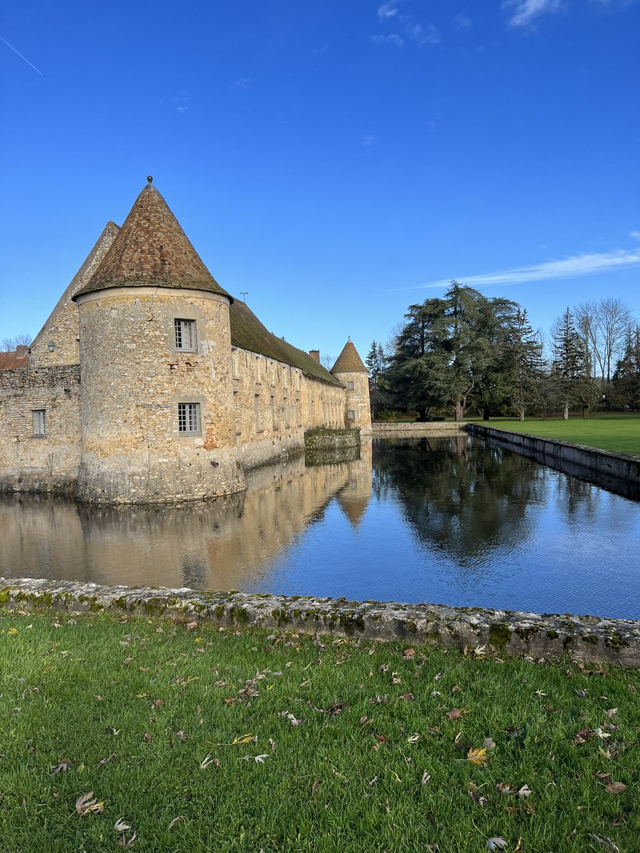 fmaillard's tweet photo. Séminaire de l’@AACClive sur le thème de la créativité dans un lieu inspirant, le château de Villiers-le-Mahieu 
#communication #creativité #responsabilité https://t.co/eqiva7EkSi