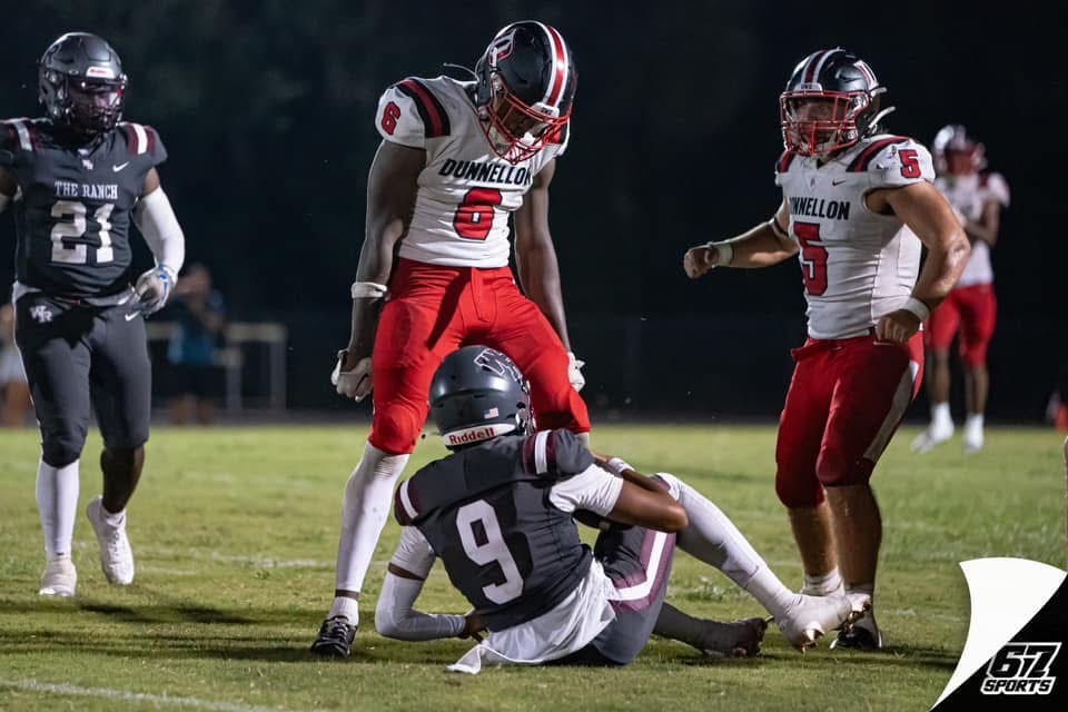 SENIOR SPOTLIGHT - 6 Sean Simpson

Sean made an unselfish move for the betterment of our program when he moved from OLB to Edge. Sean had 39.5 Tackles this season to go along with 4 TFL, 1.5 Sacks, and 15 QB Hurries!

#ITSABOUTUS

hudl.com/video/3/215032…