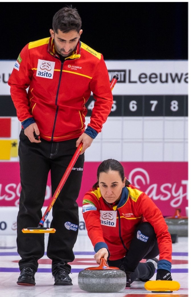 #Curling <a href="/O_Otaegi/">Oihane Otaegi</a> eta <a href="/MikeluraSS/">Mikel Unanue</a> bikote mistoen Munduko txapelketarako sailkatu dira eta bere horretan gordetzen dituzte oraindik Milan-Cortina d'Ampezzoko Jokoetan lehiatzeko aukerak. Egunotan Dumfriesen, Eskozian, izan duten Mundu mailako sailkapen txapelketan, jokatu