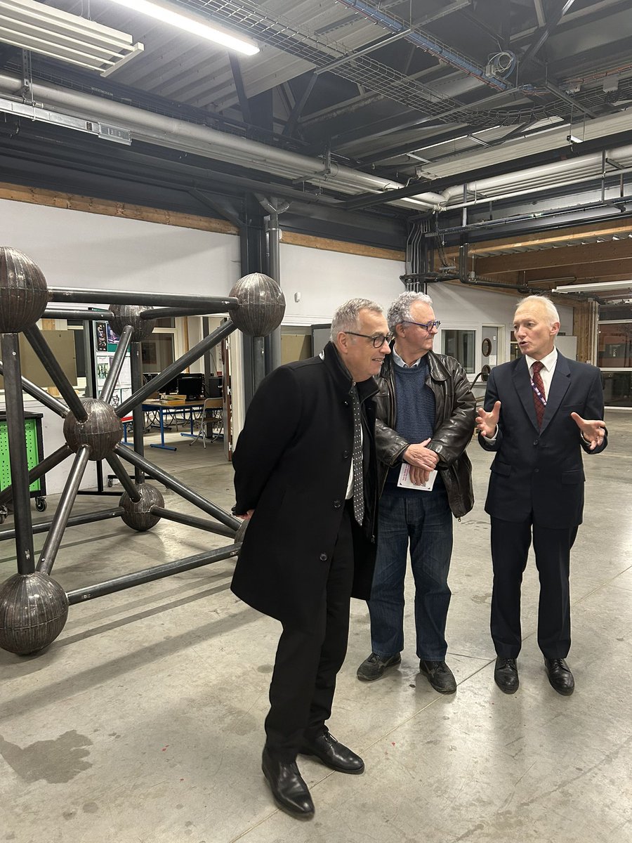 dsden18's tweet photo. Semaine des lycées professionnels 
➡️ Déambulation de M. le directeur académique au lycée professionnel Jean Mermoz dans le cadre de la Nuit des Technos 🎇
🙏 aux équipes pour l’accueil https://t.co/HTyuRaTniw