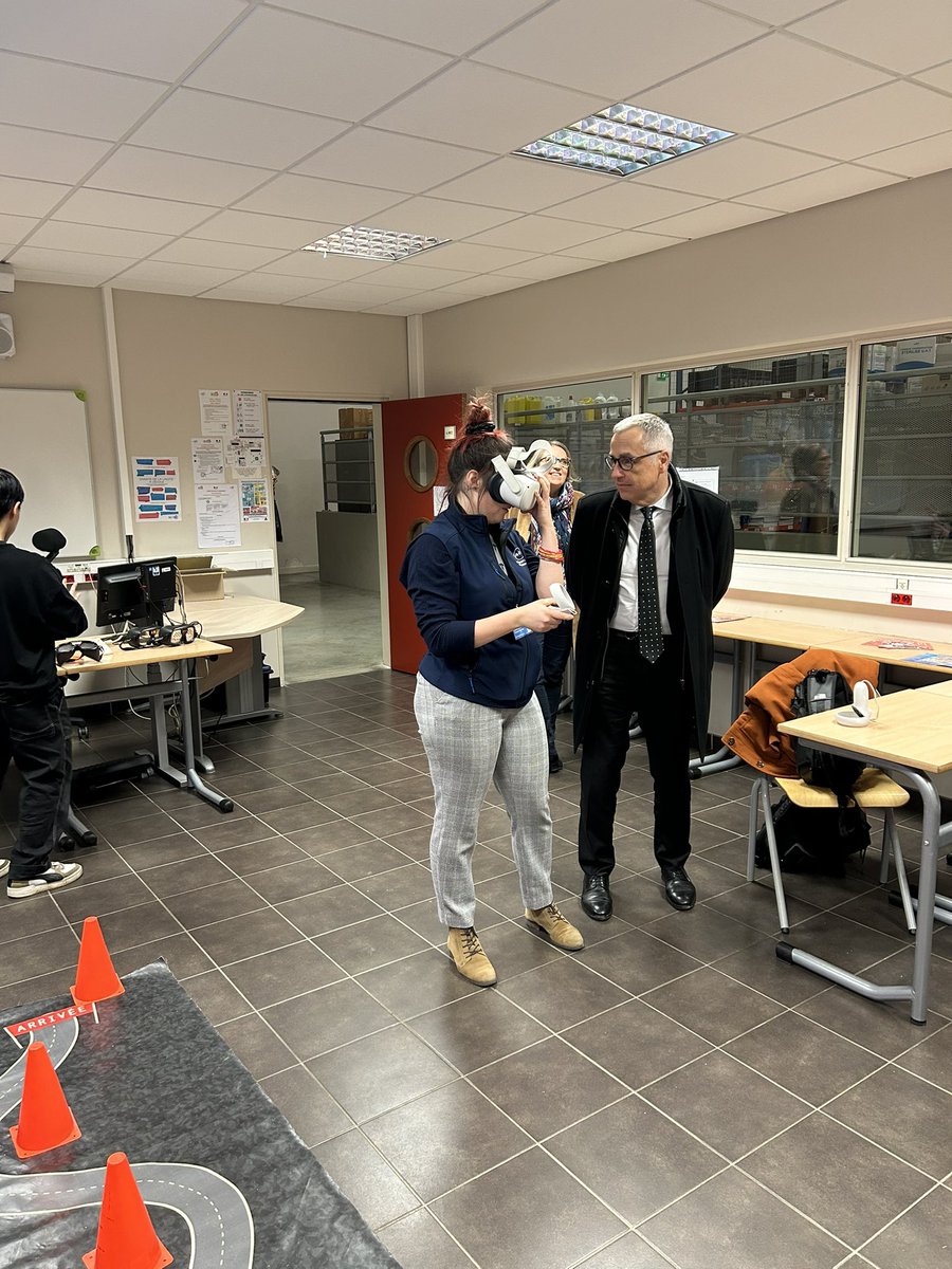 dsden18's tweet photo. Semaine des lycées professionnels 
➡️ Déambulation de M. le directeur académique au lycée professionnel Jean Mermoz dans le cadre de la Nuit des Technos 🎇
🙏 aux équipes pour l’accueil https://t.co/HTyuRaTniw