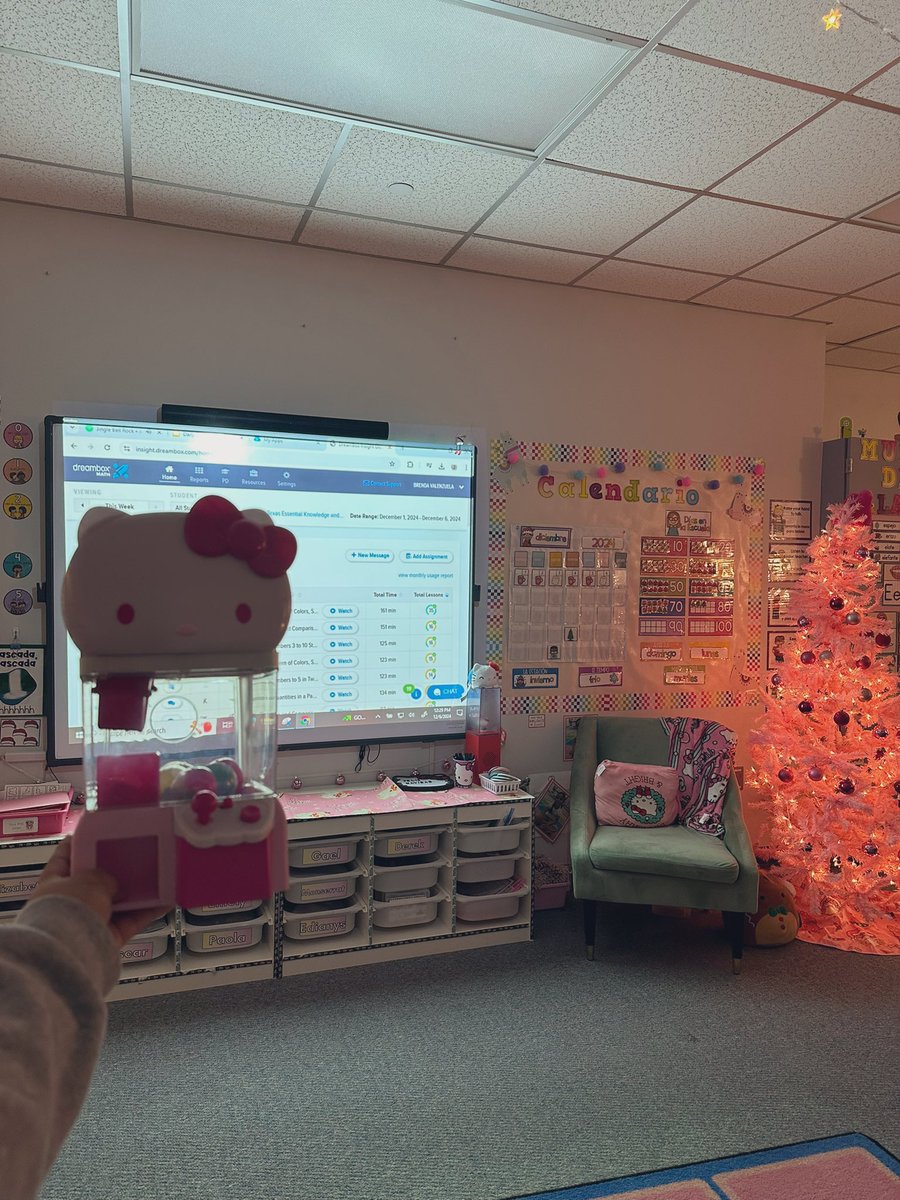 miss_vteach's tweet photo. Forgot to take a picture of my kiddo playing with the claw machine…but 35 lessons in ONE week…WOW! Munchkin was proud to get a prize from our classroom’s claw machine. 

@PasadenaISD_TX 
@GenoaElementary 
@PISDESMath 
@DreamBox_Learn https://t.co/YYFoAXNNrJ