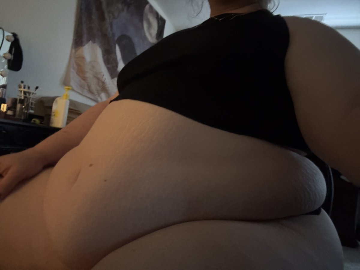asoftgoth's tweet photo. if there’s an obesity epidemic call me patient zero 💅✨ https://t.co/VuslYqsOUJ