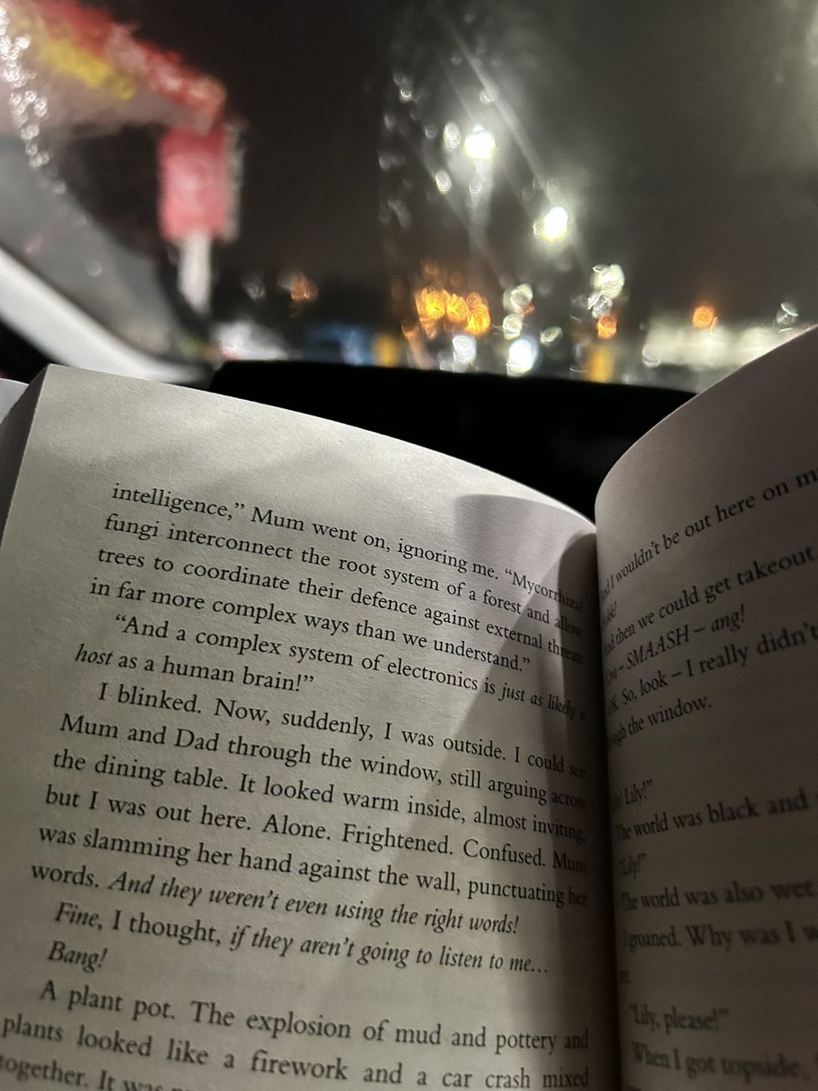 ccb_library's tweet photo. Reason 1001 why I always have a book on me! A bit of a wait for my Tesco click and collect = a few more pages read. 
📖😊 

#neverwithoutabook #schoollibrarian #schoollibrarianlife #readingforpleasure #alwaystimetoread #readwhileyouwait https://t.co/TGwVDkttyC