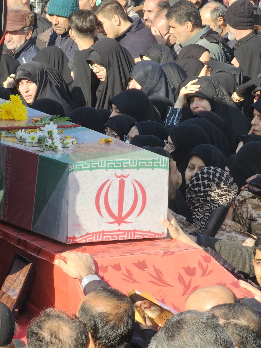 hassan131385's tweet image. آنان که گمنام اند
زهرایی تبار اند
گمنام مثل مادر...
#سند_افتخار
#وداع_با_لاله_ها