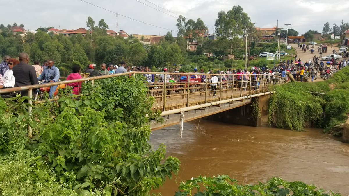 DailyMonitor's tweet image. Mbarara City authorities have contracted the UPDF Engineering brigade to repair Katete bridge at Shs360 million. 
The bridge which connects Mbarara city centre and Nyamitanga division has been in a sorry state for nearly 10 months. 
#MonitorUpdates 
📸Julius Byamukama