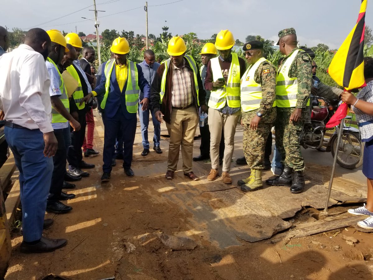 DailyMonitor's tweet image. Mbarara City authorities have contracted the UPDF Engineering brigade to repair Katete bridge at Shs360 million. 
The bridge which connects Mbarara city centre and Nyamitanga division has been in a sorry state for nearly 10 months. 
#MonitorUpdates 
📸Julius Byamukama
