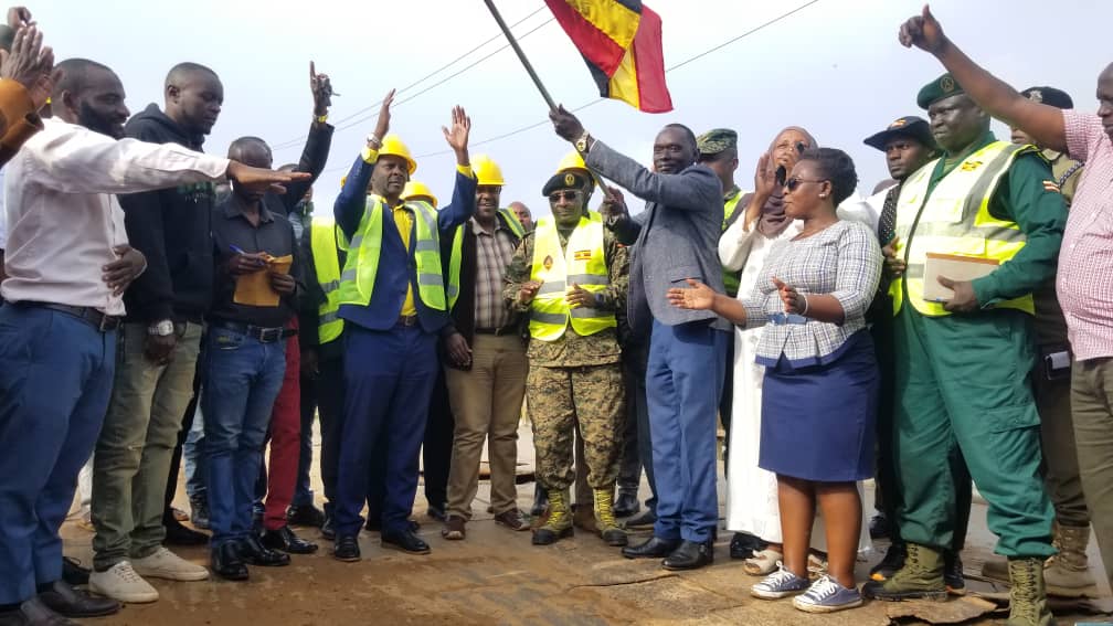 DailyMonitor's tweet image. Mbarara City authorities have contracted the UPDF Engineering brigade to repair Katete bridge at Shs360 million. 
The bridge which connects Mbarara city centre and Nyamitanga division has been in a sorry state for nearly 10 months. 
#MonitorUpdates 
📸Julius Byamukama