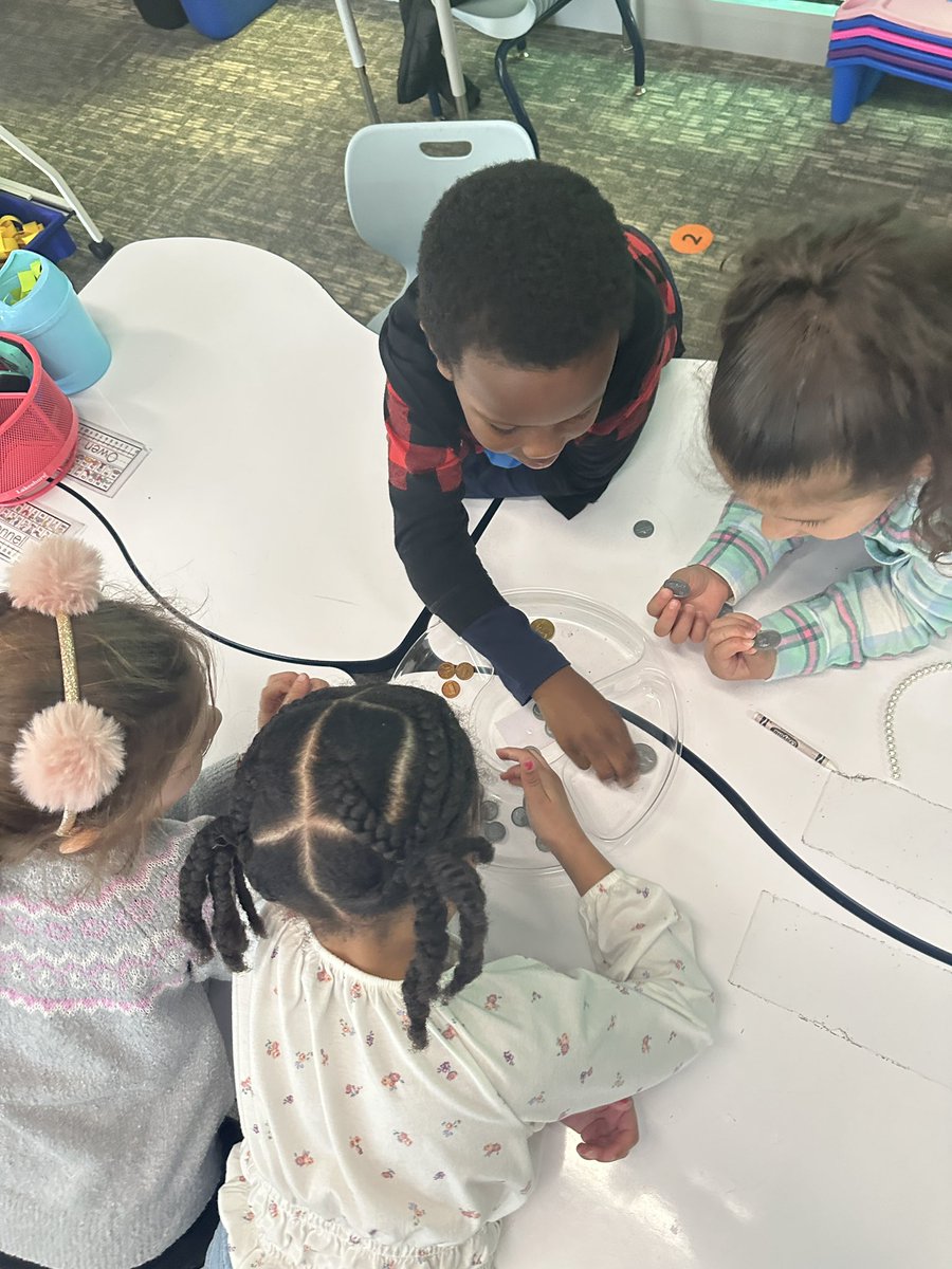 What a week for learning! Mrs. Perkinson’s class is tracking weather and researching local patterns, Sra. Uribe’s students are creating books by coloring characters’ clothes from descriptions, and Sra. Martinez’s class is comparing and contrasting coins in a hands-on math lesson!