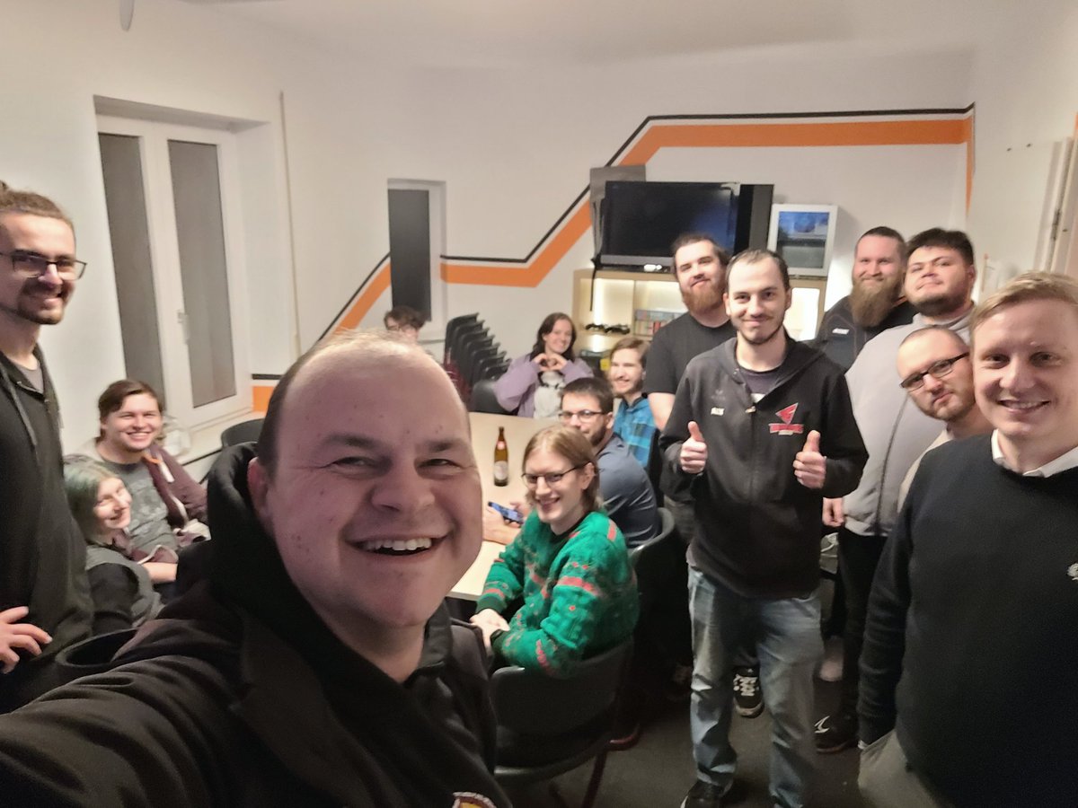 Wuuuusch und direkt nach den großen Bühnen nun im Vereinsheim des <a href="/LeipzigeSports/">Leipzig eSports e.V.</a> zum Vereinstreffen von <a href="/berlinesports/">1. Berliner eSport-Club</a>, Leipzig und <a href="/eSports_MD/">Magdeburg eSports e.V.</a>! 🤩

Danke <a href="/D_S_E_E/">Deutsche Stiftung für Engagement und Ehrenamt</a> für die Förderung des Austauschs.