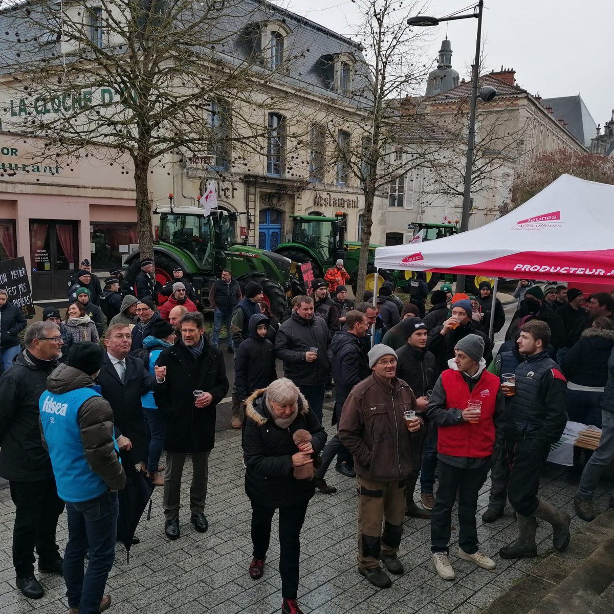 FNSEA's tweet photo. 🚜✊ La #FNSEA sur le terrain | #onmarchesurlatete : Mobilisation des adhérents FNSEA et #jeunesagriculteurs de la #meuse devant la sous préfecture de Verdun.
👉 80 tracteurs et 150 agriculteurs ou agricultrices mobilisés pour la #simplification, contre la #suradministration, pour une meilleure gestion du #loup ou des dégâts de gibiers...
❌ Stop au rouleau compresseur des contraintes qui s'ajoutent aux mesures 🇪🇺 et 🇫🇷 !