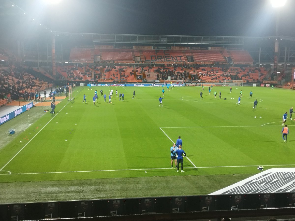 SeseFCL's tweet image. En place. On continue notre série ce soir les gars 👊🏻🧡🖤 ! #FCLESTAC