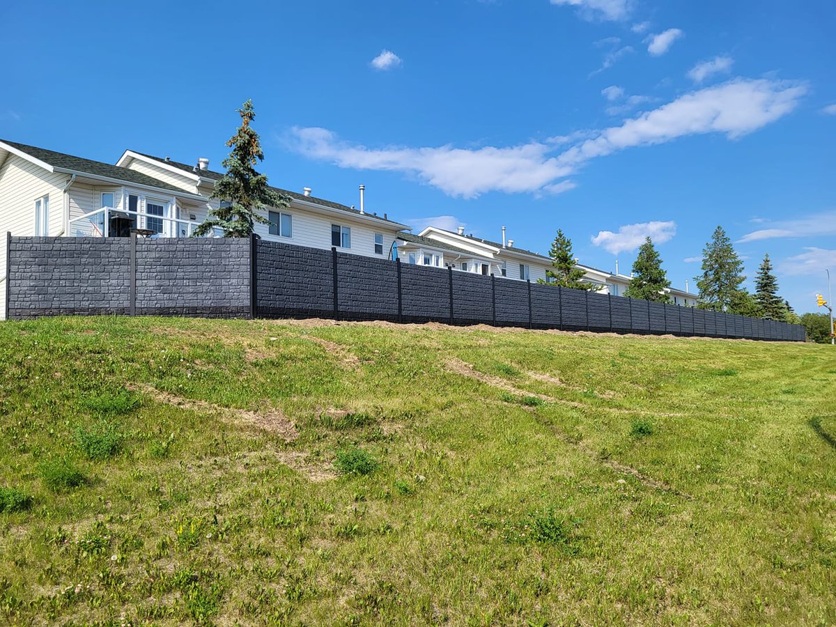 The Eco-Wall® combines durability, sustainability, and noise control with zero maintenance. Made from recycled tires, it resists pests, rot, and mold while delivering STC 29 sound reduction. Discover how it fits your project: eco-flex.com/eco-wall ♻️ #EcoWall #NoiseBarrier