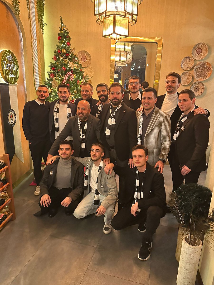 MarKaDernegi's tweet photo. 1999 yılında üniversite kulübü olarak faaliyetlerine başlayan, 2015 yılında Beşiktaşımızın ilk ve tek üniversite derneği olma gururunu yaşayan Marmaralı Kartallar 25 Yaşında ! Bu görkemli yolu bizimle yürüyen tüm üyelerimize teşekkürler. 
Marmara Üniversitesi Beşiktaş'ın Kalesi ! https://t.co/v7BwaVYhMK