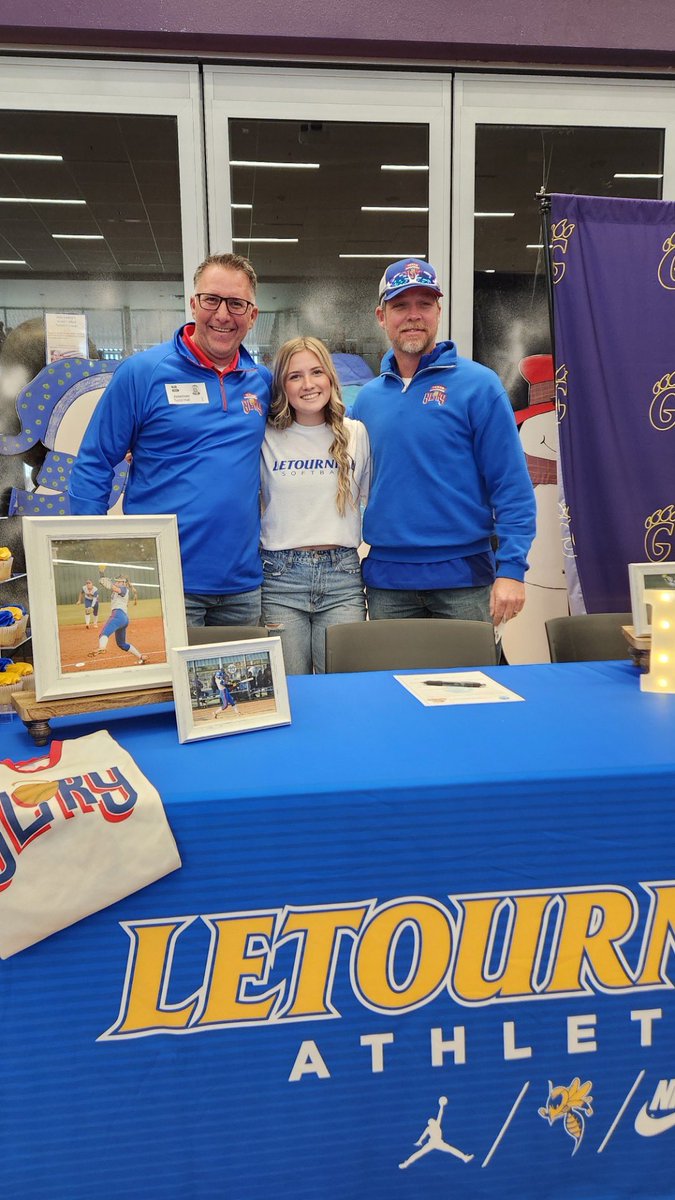 #9 Samantha Andersen a LeTourneau University commit signed today.

Congratulations Samantha Andersen!!!💪🏼