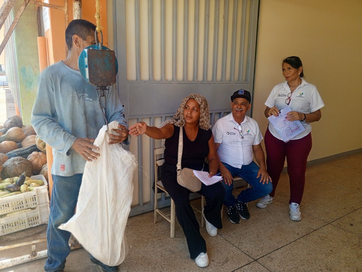 #06dic || #anzoategui 🟢 Desde el Centro de Distribución Local "LN Juan Manuel Cajigal" se lleva a cabo despacho de Fruverth y proteínas para atender el Programa de Alimentación Escolar en los diferentes planteles del municipio #SimonBolivar de la entidad. 
<a href="/HectoRodriguez/">Héctor Rodríguez C.</a>