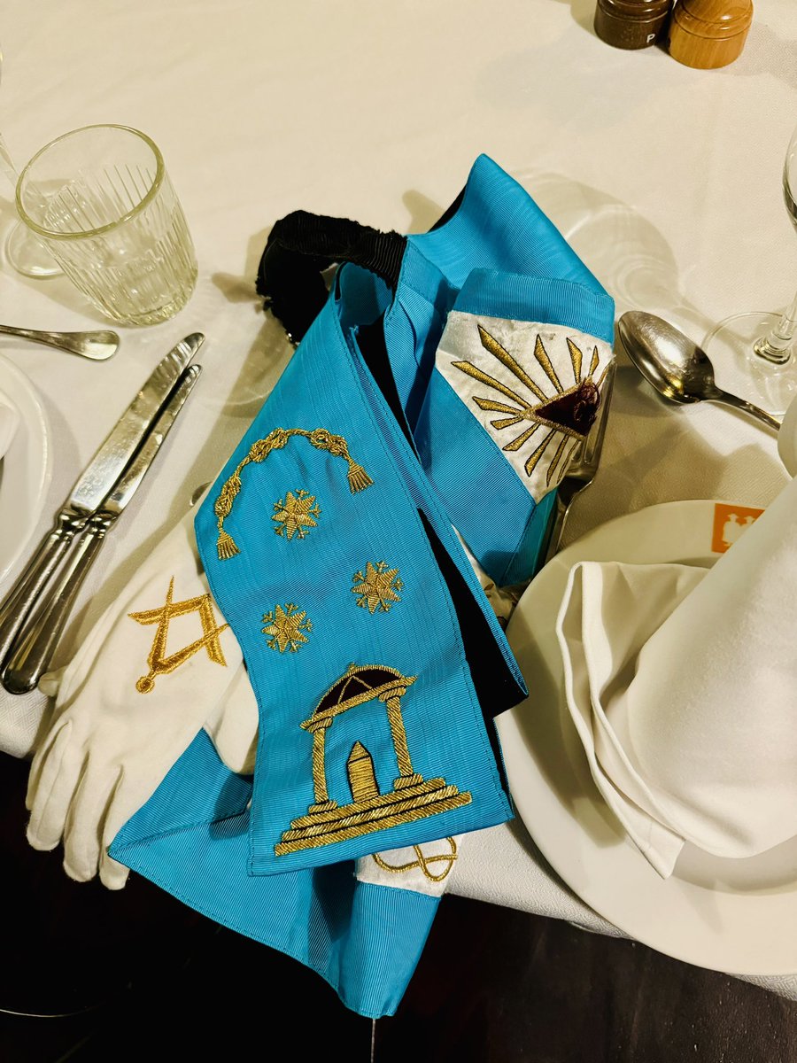 EmmanuelPierrat's tweet photo. C’est déjà la saison des banquets républicains, même si l’état de la République coupe un peu l’appétit…
#agapes #bo #banquer #banquetrépublicain #travauxdetable #francmaçonnerie #grandorient #logederecherche https://t.co/lECF5DEZrw