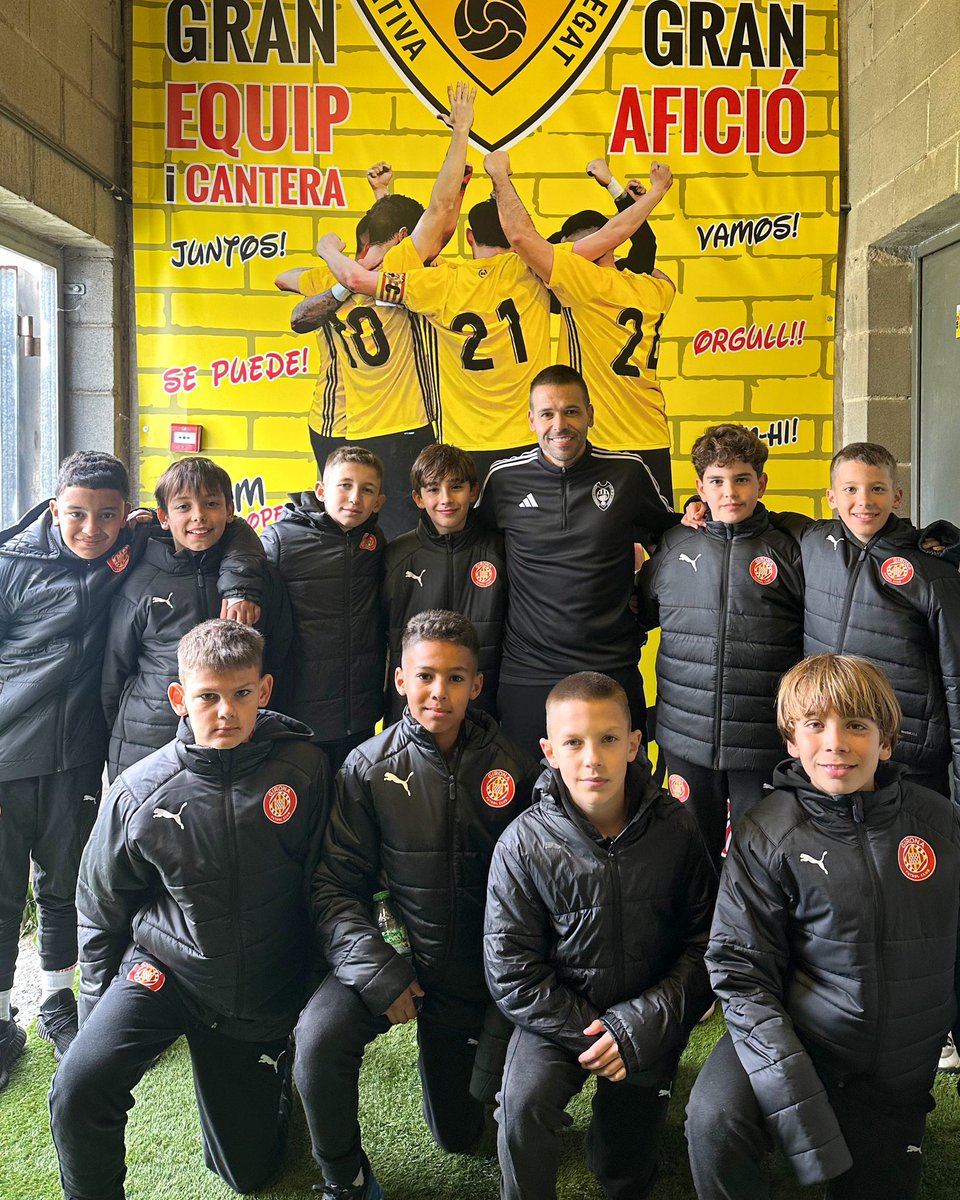 GFCAcademia's tweet photo. 😍 L'Aleví S12 ha coincidit amb Felipe Sanchón al torneig Dani Jarque. Encantats de tornar-te a veure, @FelipeSanchon! https://t.co/0DJv8yZtmx