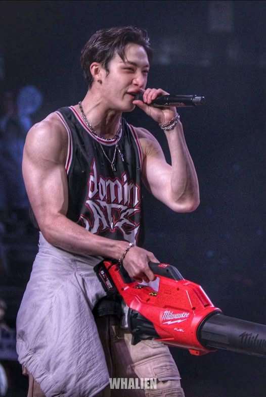 hyun3b33's tweet photo. The waist                            The belt https://t.co/EijEDssKKO