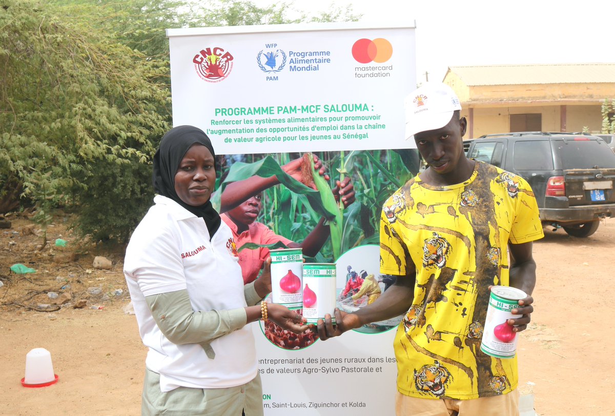 Cncr_Senegal's tweet image. #Matam: le #Cncr et ses partenaires renforcent la résilience de dizaines de jeunes

Des kids de production #agricole mis gratuitement à la disposition de jeunes entrepreneurs agricoles. Et ce, grâce au Programme PAM-MCF dédié à la promotion de l'emploi des jeunes ruraux.
#SALOUMA