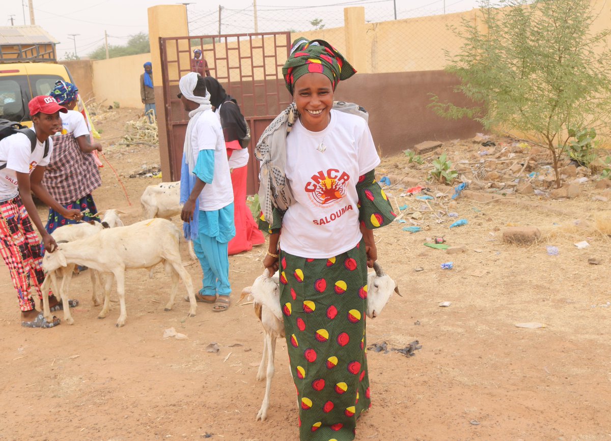 Cncr_Senegal's tweet image. #Matam: le #Cncr et ses partenaires renforcent la résilience de dizaines de jeunes

Des kids de production #agricole mis gratuitement à la disposition de jeunes entrepreneurs agricoles. Et ce, grâce au Programme PAM-MCF dédié à la promotion de l'emploi des jeunes ruraux.
#SALOUMA