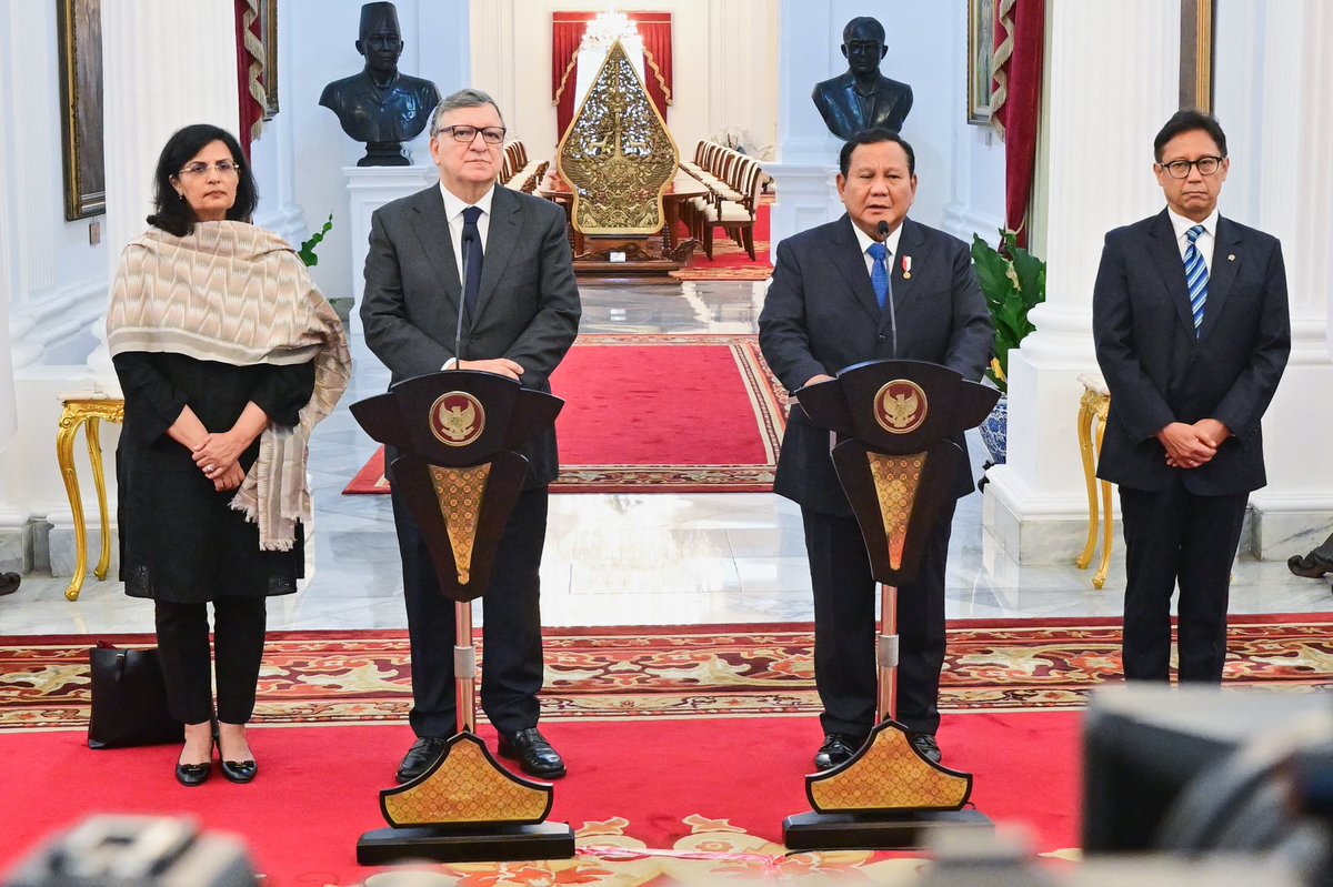 JMDBarroso's tweet photo. Pleasure to meet with President @Prabowo to commend him on Indonesia’s strong commitment to high vaccine coverage and to thank him for his ongoing support for @Gavi’s mission to ensure #vaccinequity. We look forward to continued collaboration! https://t.co/b37MigjLra