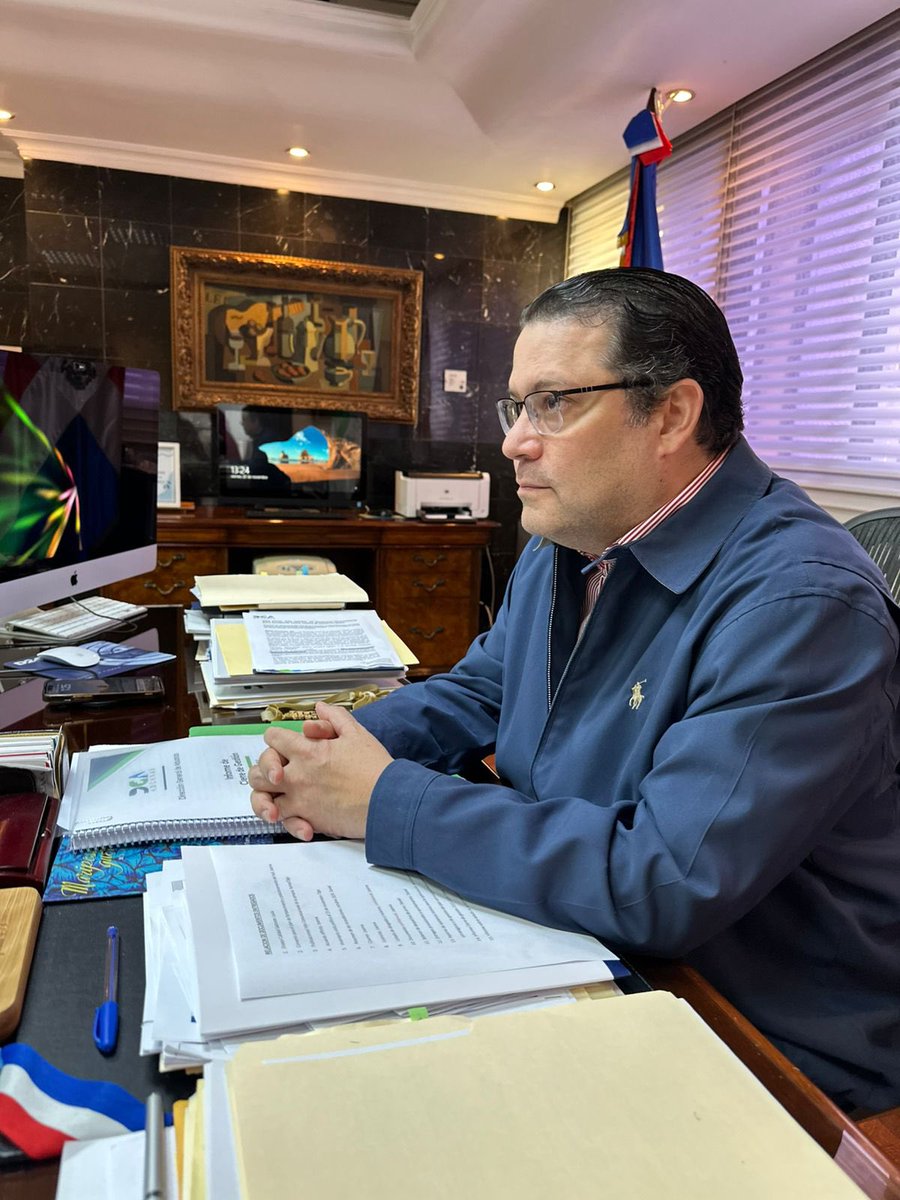 SanzLovaton's tweet photo. Cada día en @aduanard es una oportunidad para seguir construyendo una gestión comprometida con la excelencia y la transparencia. Trabajar en esta oficina es una responsabilidad que asumo con orgullo y dedicación. ¡Vamos! 🇩🇴 https://t.co/9p89ZmtKDe