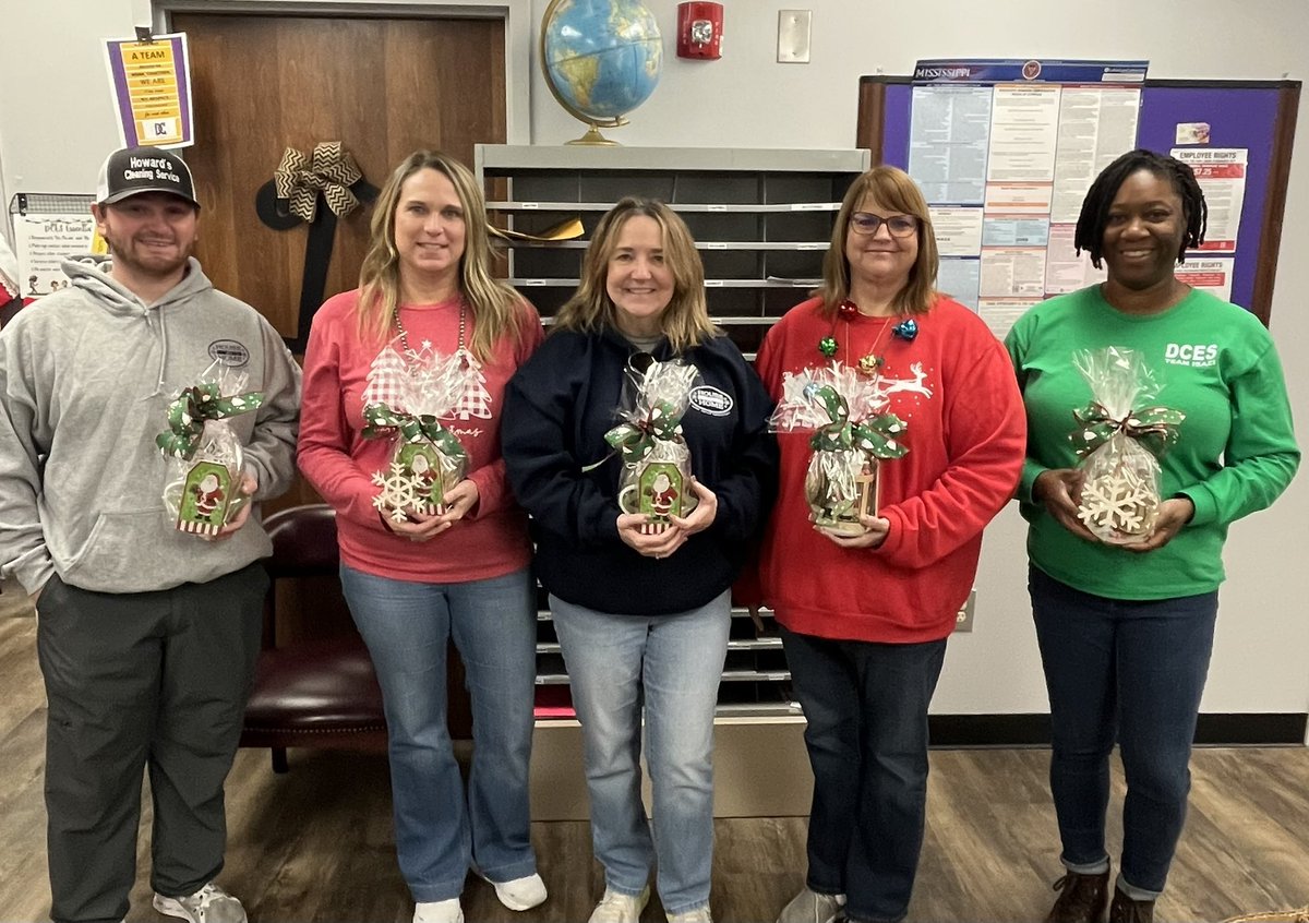 TweetDCS_DCES's tweet photo. Thank you House To Home for Giving of your time, talent, and resources to share the Spirit of Christmas with our faculty and staff!  #holidayfun https://t.co/TZU5S7Ni60