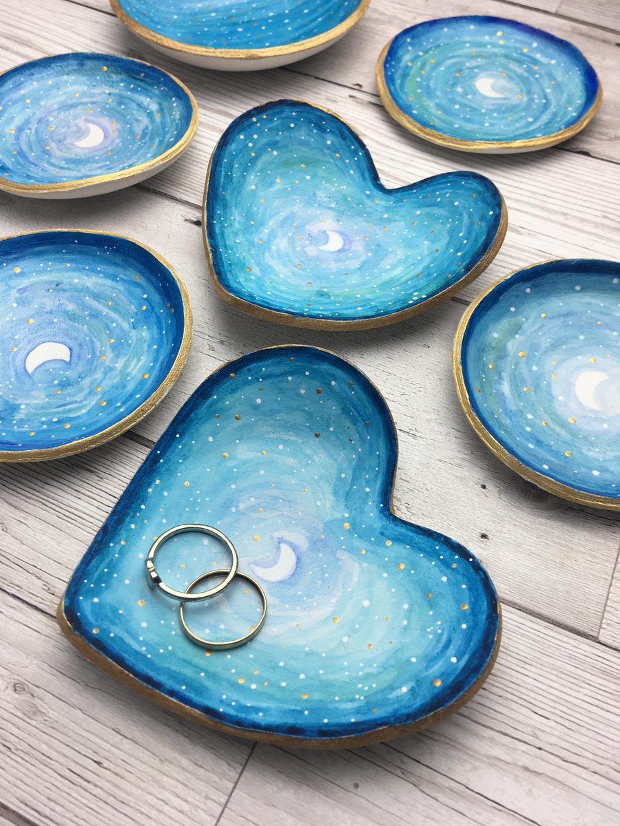 cwadephotoart's tweet photo. Handmade &amp; hand painted moon trinket dishes 🌙 

https://t.co/knif1vQIvM

#ukgiftam #SmallBizSatUK #ukgifthour #handmade https://t.co/rpQlKoaq55