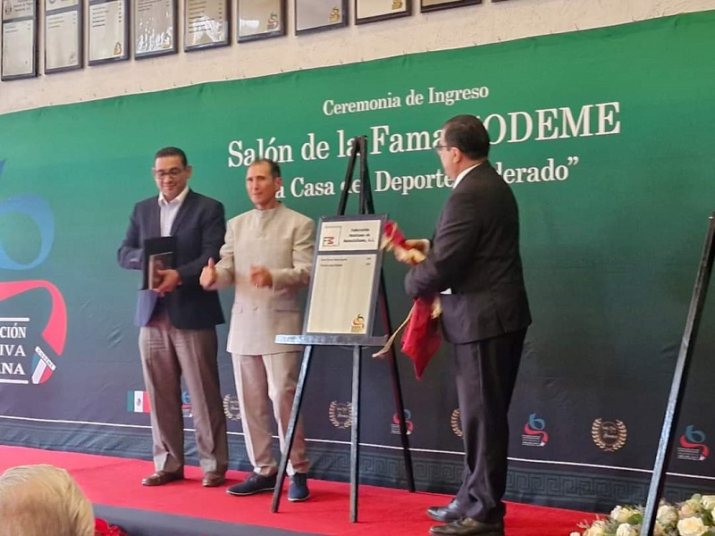 Esdemotos's tweet image. Eduardo López Montero al Salón de la Fama #CODEME @CODEMEOficialMX 
.
esdemotos.com/noticias/motoc…