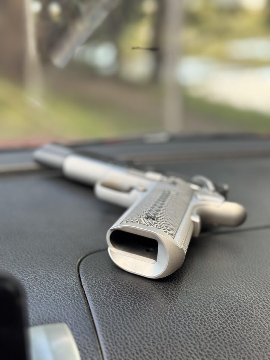 chencustom's tweet photo. The Chen SI Magwell on a @Springfield_Inc Ronin 1911 with @vzgripsofficial grips 🔥

Thanks to Aaron for these amazing pics and thanks to VZ for the awesome grips and for shipping to the Philippines 🙌 https://t.co/wOklqvYmaB