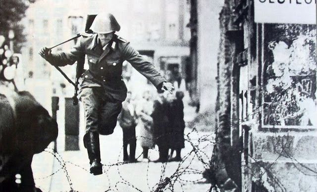 DCognitivos's tweet photo. Por aclararles a los zurdos:
Lo contrario a un comumista no es un nazi, es un demócrata
¿lo entendéis?