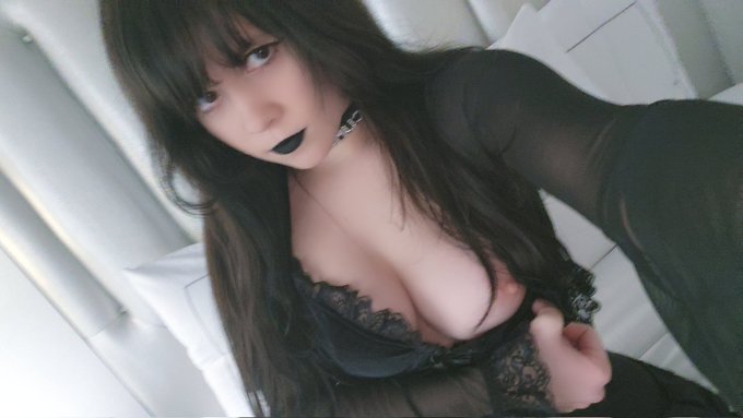 1 pic. you smile at the weird girl ONE time and now she won't stop sending you n*des https://t.co/zP