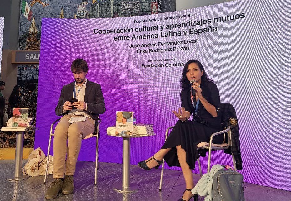 Red_Carolina's tweet photo. La directora de Fundación Carolina, @emaropi y José Andrés Fernández Leost han participado hoy en el diálogo “Cooperación cultural y aprendizajes mutuos entre América Latina y España”, celebrado en la @FILGuadalajara 
@espanafil 
https://t.co/QNbi1UIwQf https://t.co/KJCtusyRaV