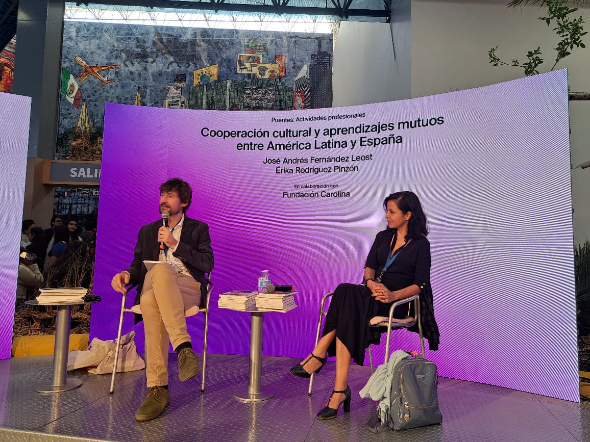 Red_Carolina's tweet photo. La directora de Fundación Carolina, @emaropi y José Andrés Fernández Leost han participado hoy en el diálogo “Cooperación cultural y aprendizajes mutuos entre América Latina y España”, celebrado en la @FILGuadalajara 
@espanafil 
https://t.co/QNbi1UIwQf https://t.co/KJCtusyRaV