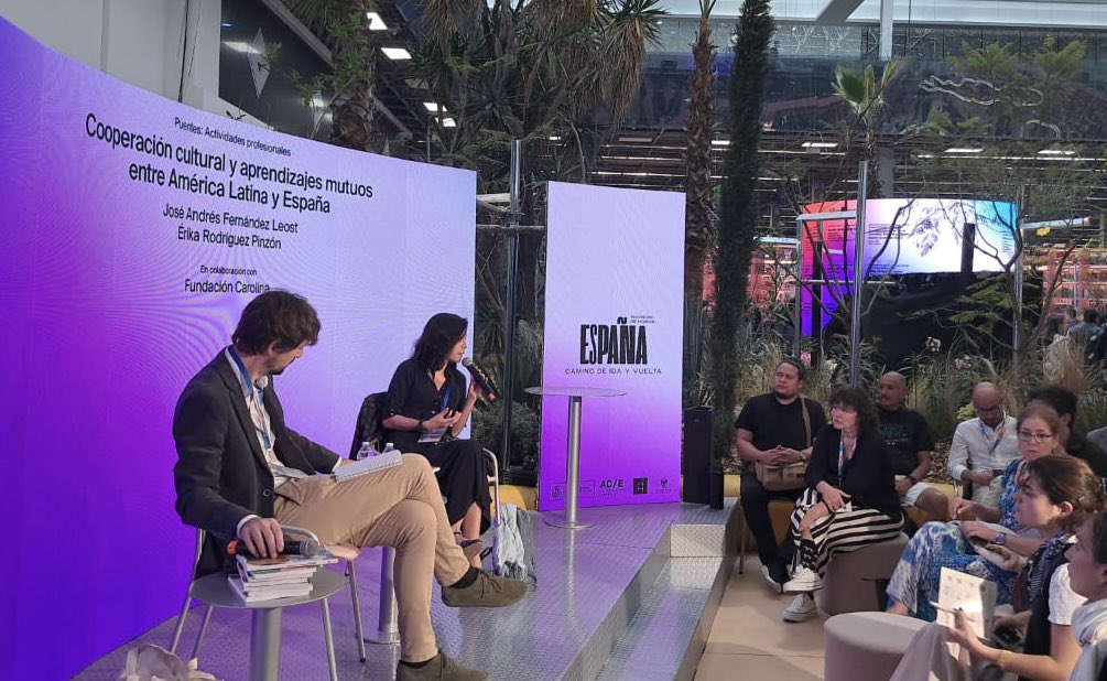 Red_Carolina's tweet photo. La directora de Fundación Carolina, @emaropi y José Andrés Fernández Leost han participado hoy en el diálogo “Cooperación cultural y aprendizajes mutuos entre América Latina y España”, celebrado en la @FILGuadalajara 
@espanafil 
https://t.co/QNbi1UIwQf https://t.co/KJCtusyRaV