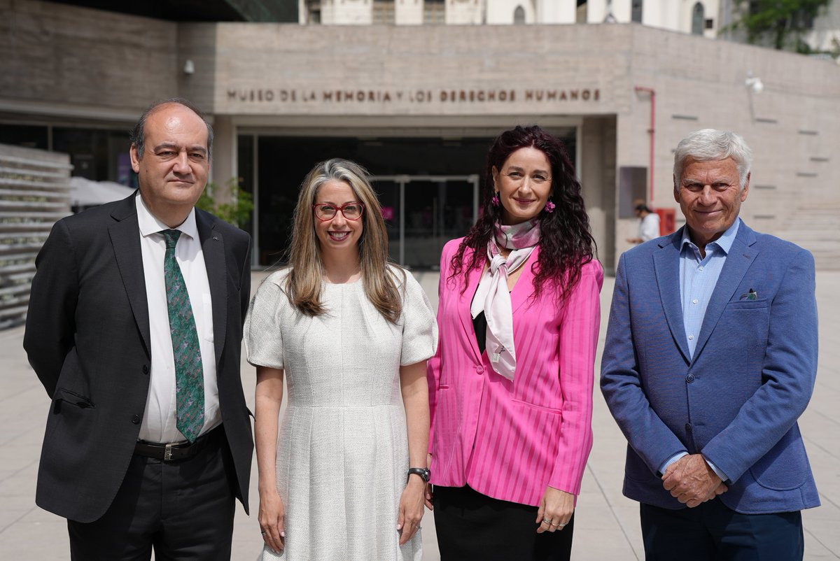 U.S. Ambassador to Chile (@usambcl) on Twitter photo Abro hilo🧵: Fue un honor estar hoy en el <a href="/MuseoMemoriaCL/">Museo de la Memoria y los Derechos Humanos</a> para presentar Declasseeuucl.cl, una plataforma digital que pone a disposición del público 23 mil documentos desclasificados por el gobierno de EEUU Unidos en 1999, ahora en español.
🔍 Estos archivos abarcan desde Abro hilo🧵: Fue un honor estar hoy en el <a href="/MuseoMemoriaCL/">Museo de la Memoria y los Derechos Humanos</a> para presentar Declasseeuucl.cl, una plataforma digital que pone a disposición del público 23 mil documentos desclasificados por el gobierno de EEUU Unidos en 1999, ahora en español.
🔍 Estos archivos abarcan desde
