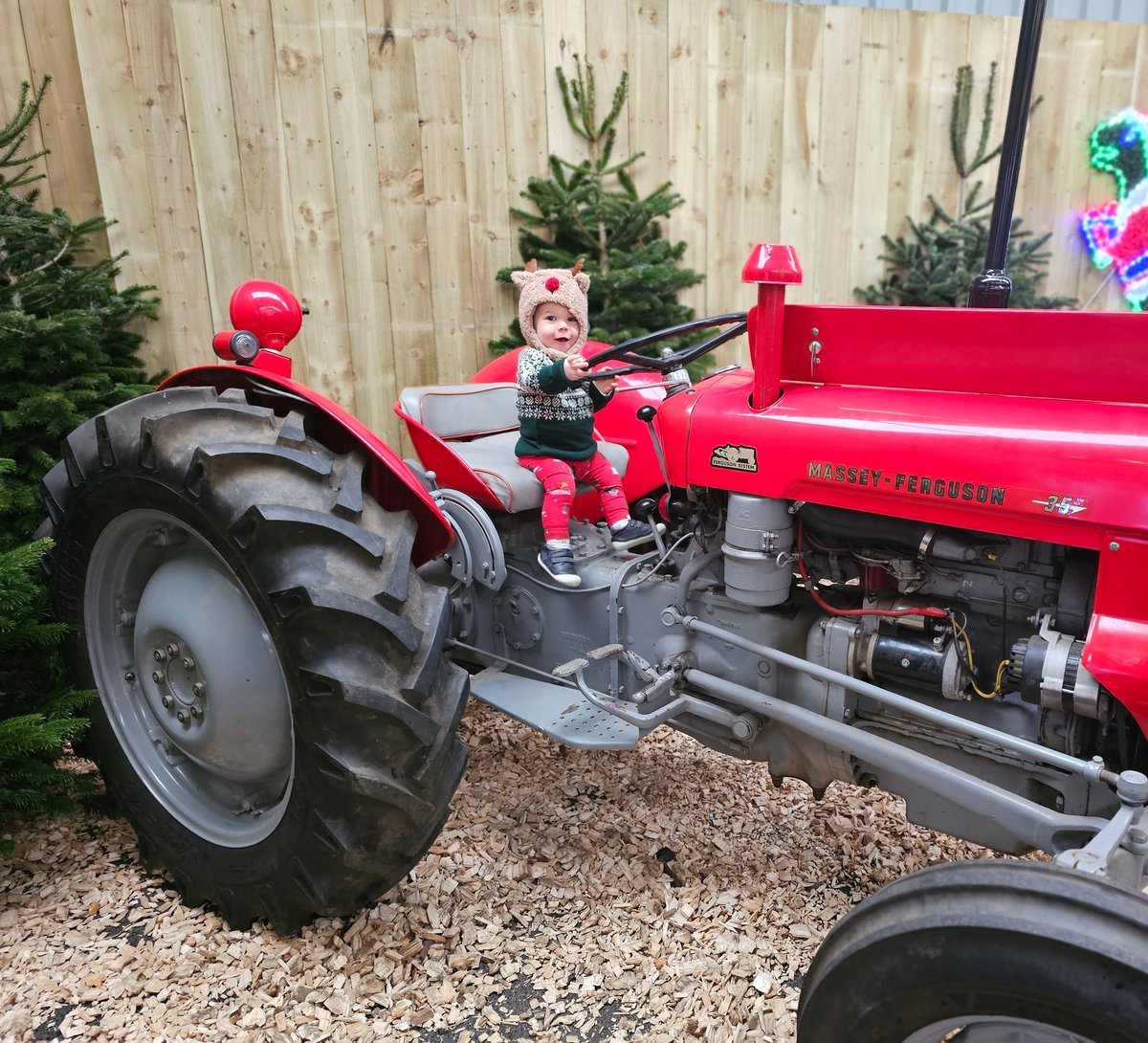 davierae94's tweet photo. Oliver was out meeting Santa today showing off his new Christmas jumper. He also had a wee go on a Massey Ferguson tractor 😅 @Syndicate @SyndicateOG https://t.co/3mJe0nH6S5