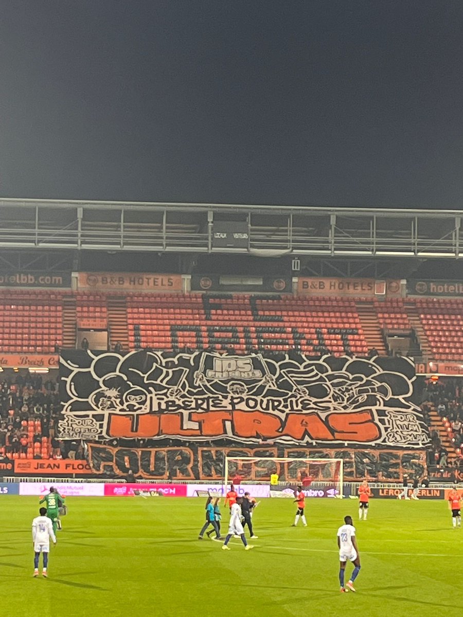 LaTavarn's tweet image. On oublie pas, supporters, pas criminels!

#FCLESTAC